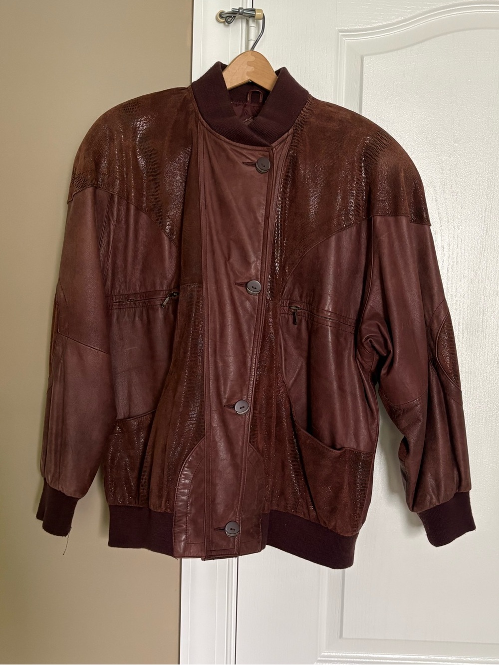 Vintage 80s/90s Pelle Women’s Leather Jacket. Size Medium.